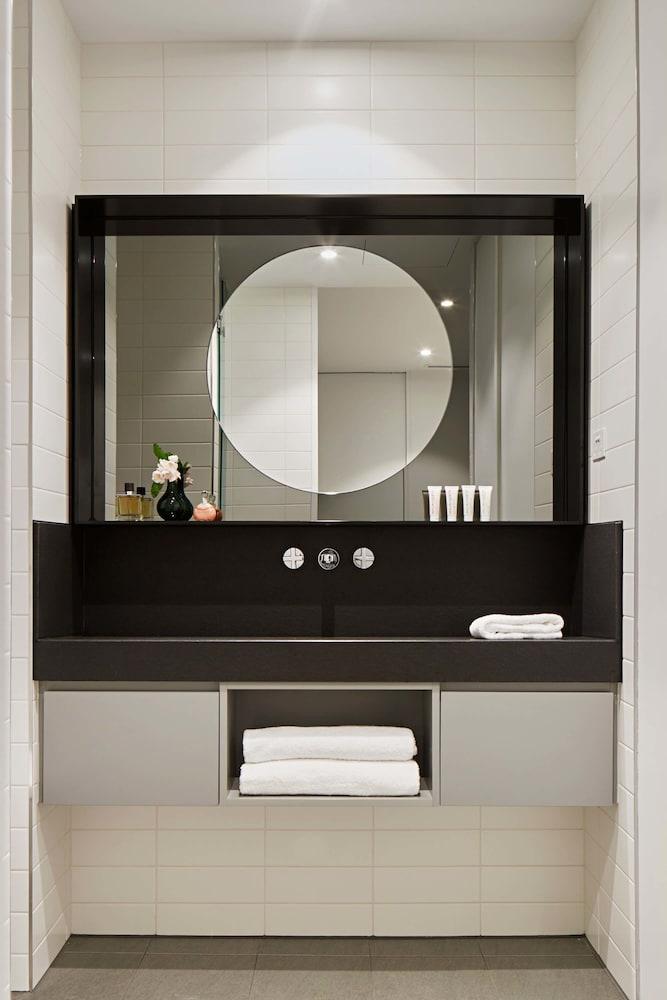 Tyrian Albert Park Lake Melbourne Exterior photo Bathroom