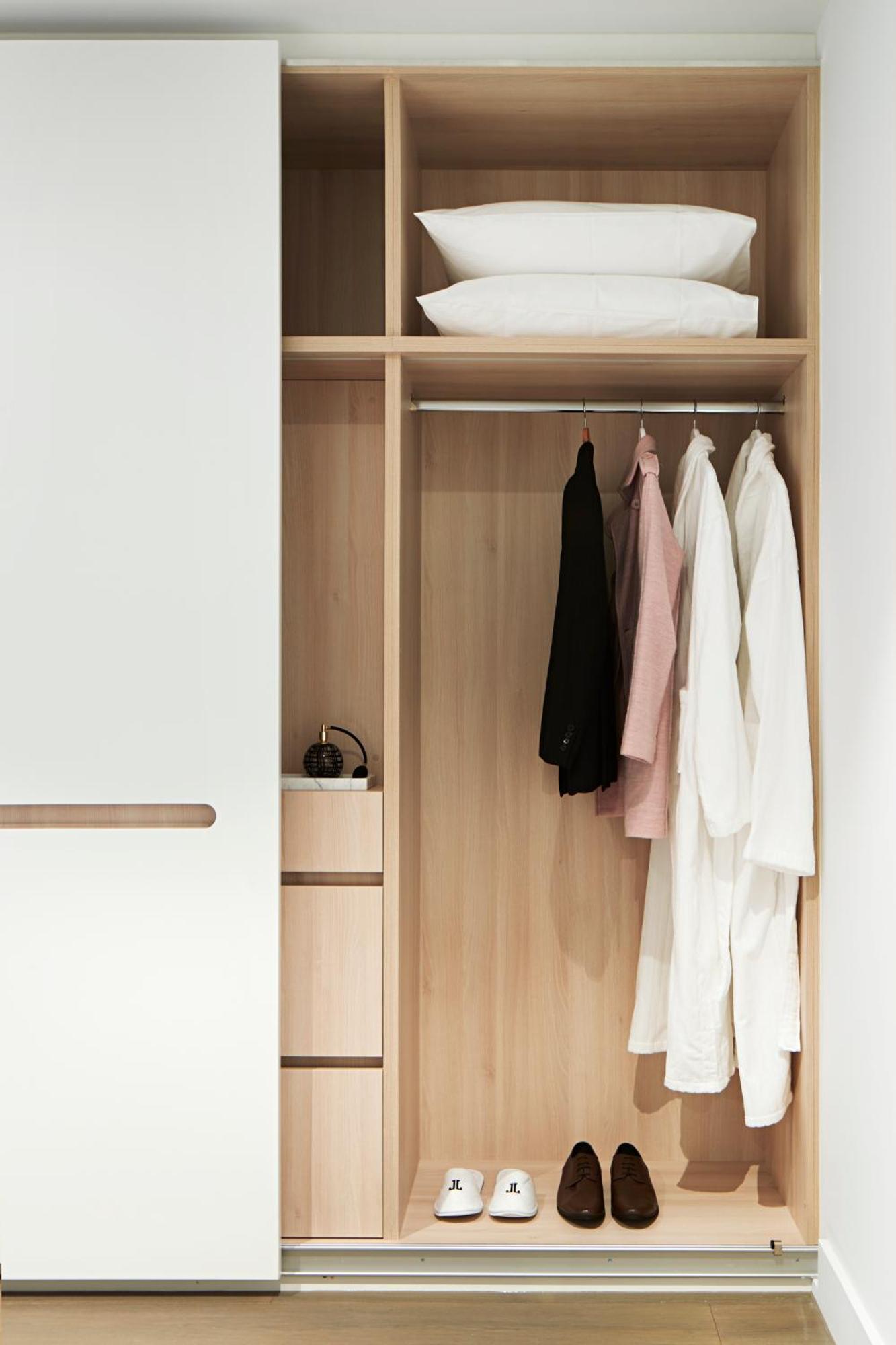 Tyrian Albert Park Lake Melbourne Exterior photo A wardrobe