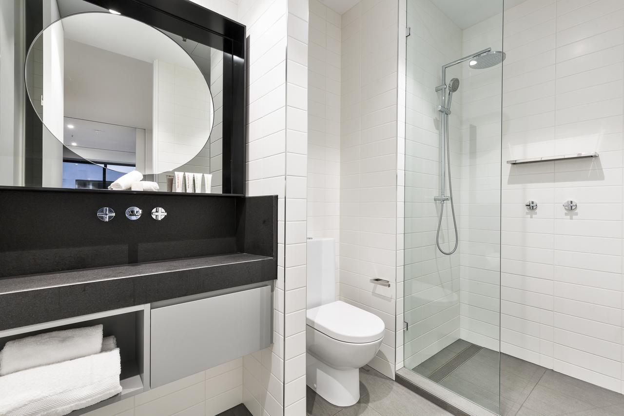 Tyrian Albert Park Lake Melbourne Exterior photo A modern bathroom