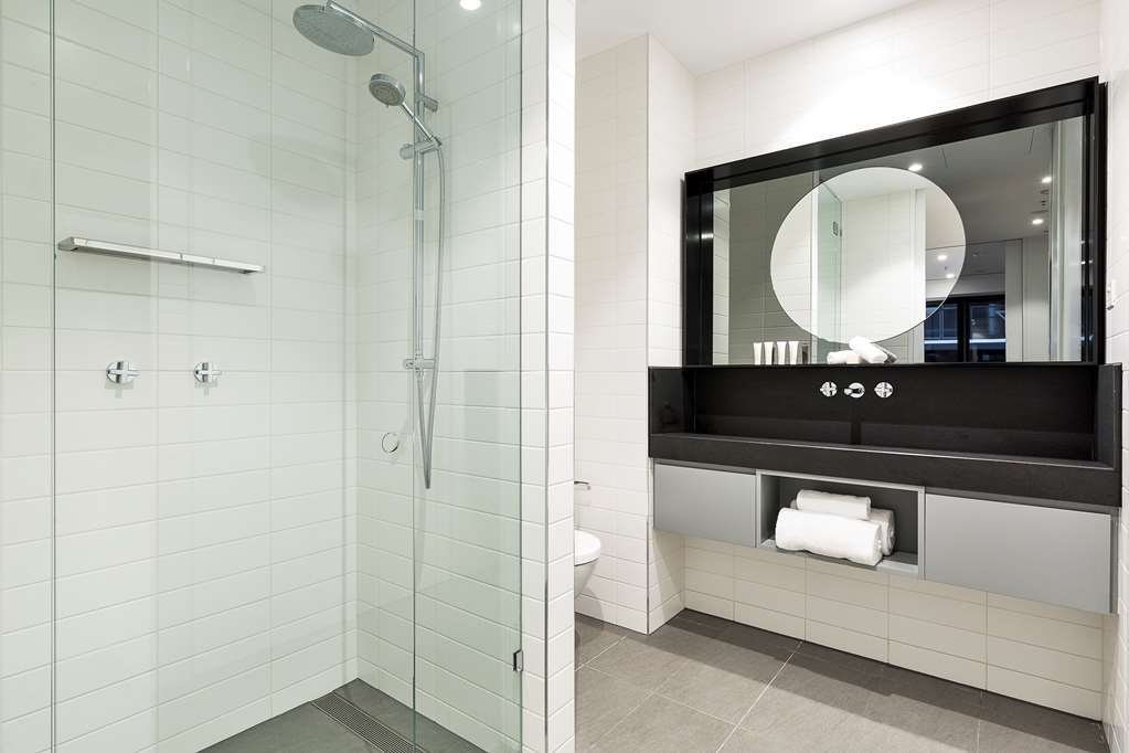 Tyrian Albert Park Lake Melbourne Room photo A shower with a sliding door